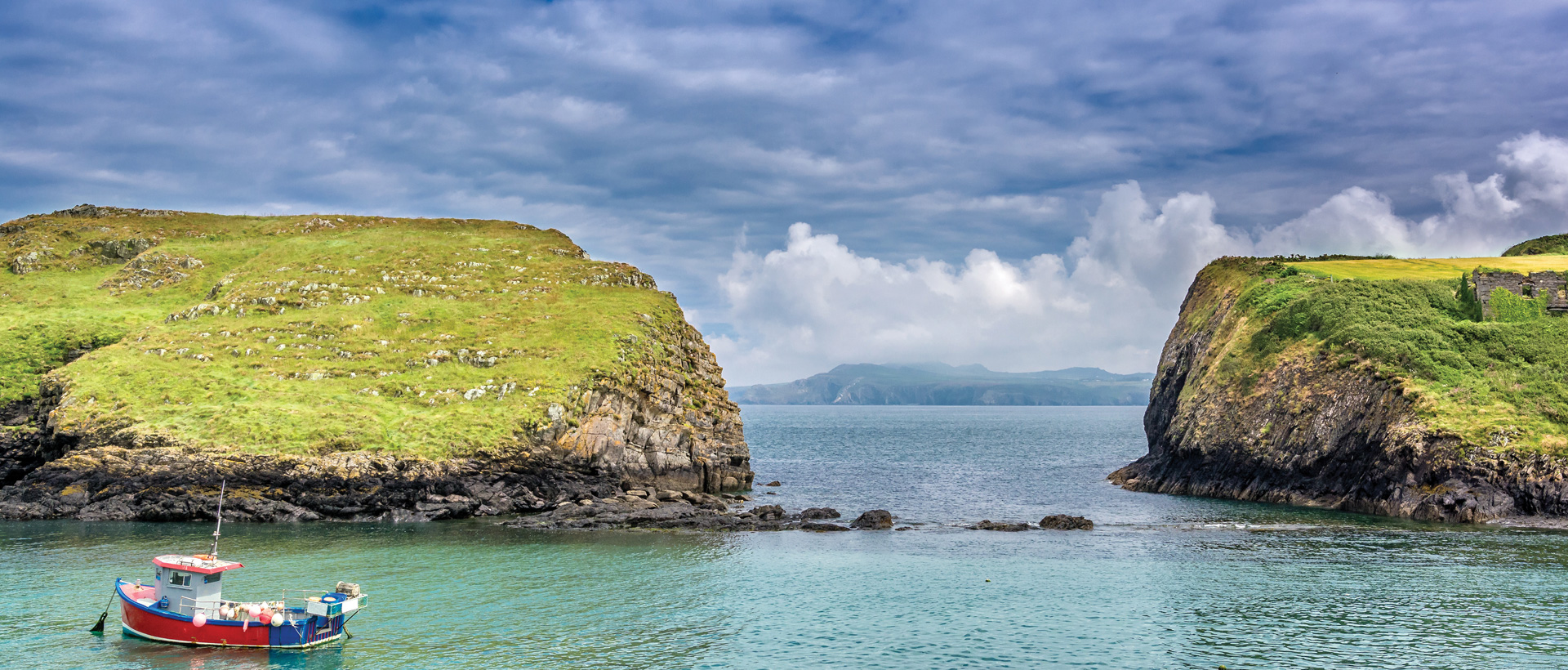 welsh_bay_with_fishing_boat_1920x820